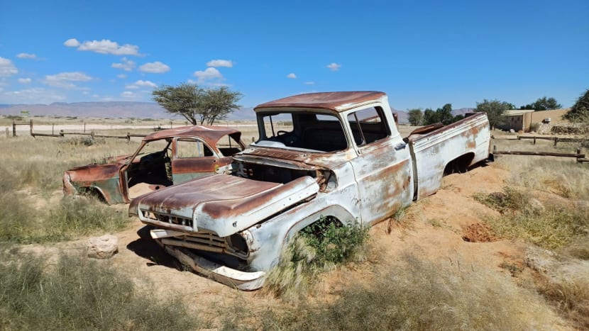 Nooo...nevím...je to benzínka a lodge uprostřed pouště, kam lidé začali svážet vraky vozidel nooo...