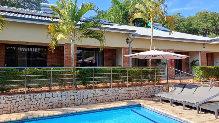 Včera po večeři v Dusty Road jsme do půlnoci konali závěrečný večírek u našich pokojů a bazénu