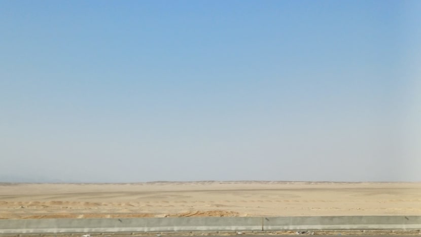 Naložili jsme se do dosti luxusního busu a čeká nás minimálně 5 hodin přejezd do Káhiry...krajina za oknem vybízí k šlofíčku