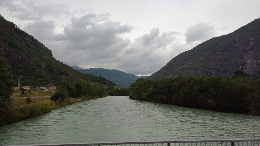 Přejíždíme jedno z 5 ramen Sognefjordu - tzv. světlý fjord