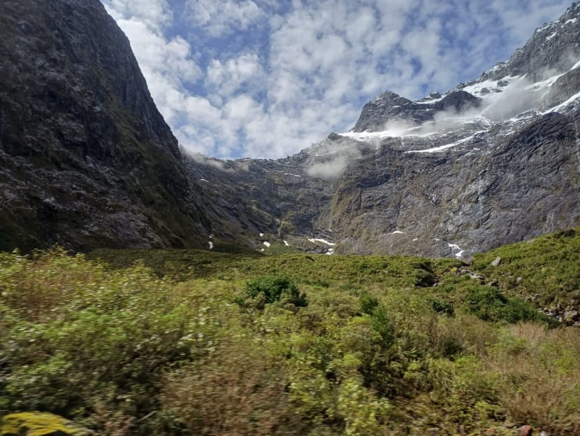 Projíždíme nádhernou soutěskou obklopenou 2000m vysokými hřebeny hor..bohužel tu krásu ani foťák nezachytí...