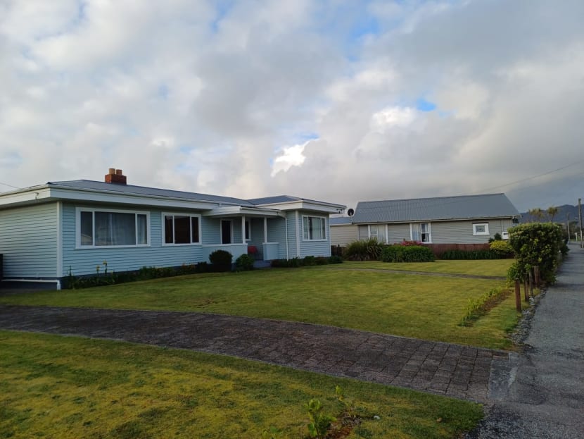 Mám jen domečky, satelity jsou ukryty za vysokými ploty, vidím je jen z výšky autobusu a to se fotit nedá, bo se to míhá