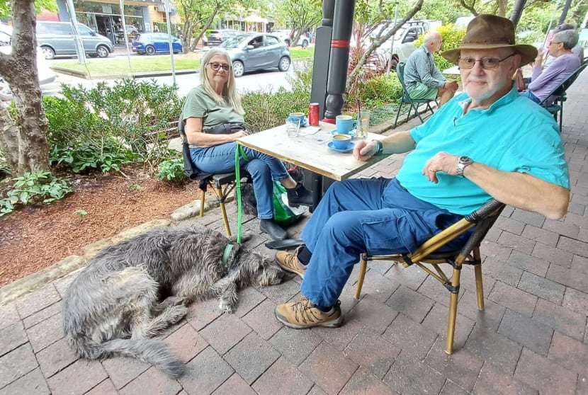 Další zajímavost: na Zélandu a zejména v Austrálii nesmíš fotografovat lidi bez jejich výslovného souhlasu a děti a mládež do 18 let bez souhlasu rodičů (tj. i kdyby děti souhlasily, je to nezákonné)...dochází to až tak daleko, že jsme např. při prohlídce Opera House nesměli fotografovat sál, když dole na scéně pracovali technici...ověřila jsem si, že je to ochrana zejména před užitím na soc.sítích...dává to smysl...takže těch pár snímků s lidmi jsem udělala nic netušíc, pokud šlo o dav lidí nebo jsem si vyžádala výslovně souhlas, když šlo o jednotlivce ...