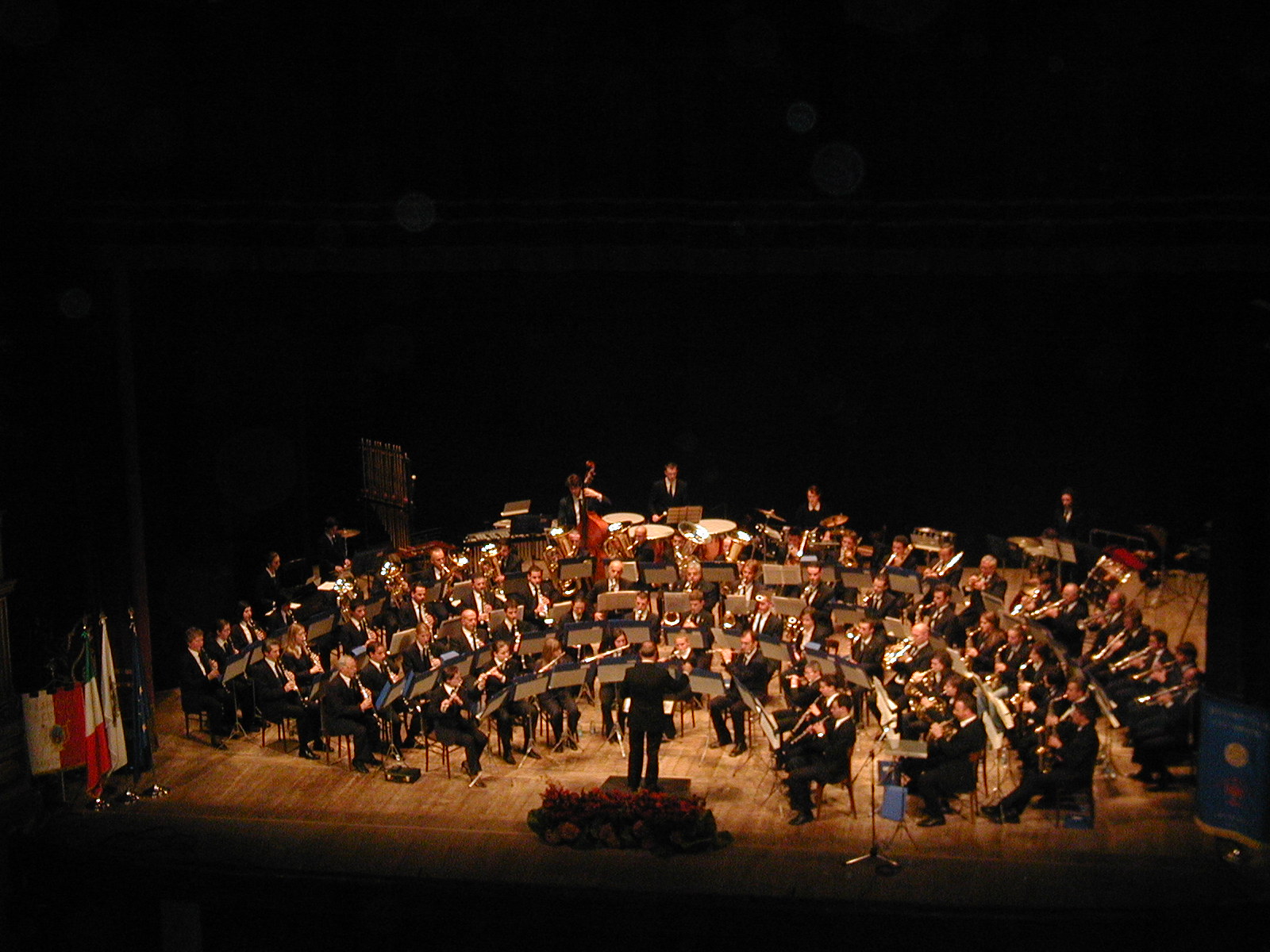 2004 - La Filarmonica si esibisce presso il Teatro Grande di Brescia