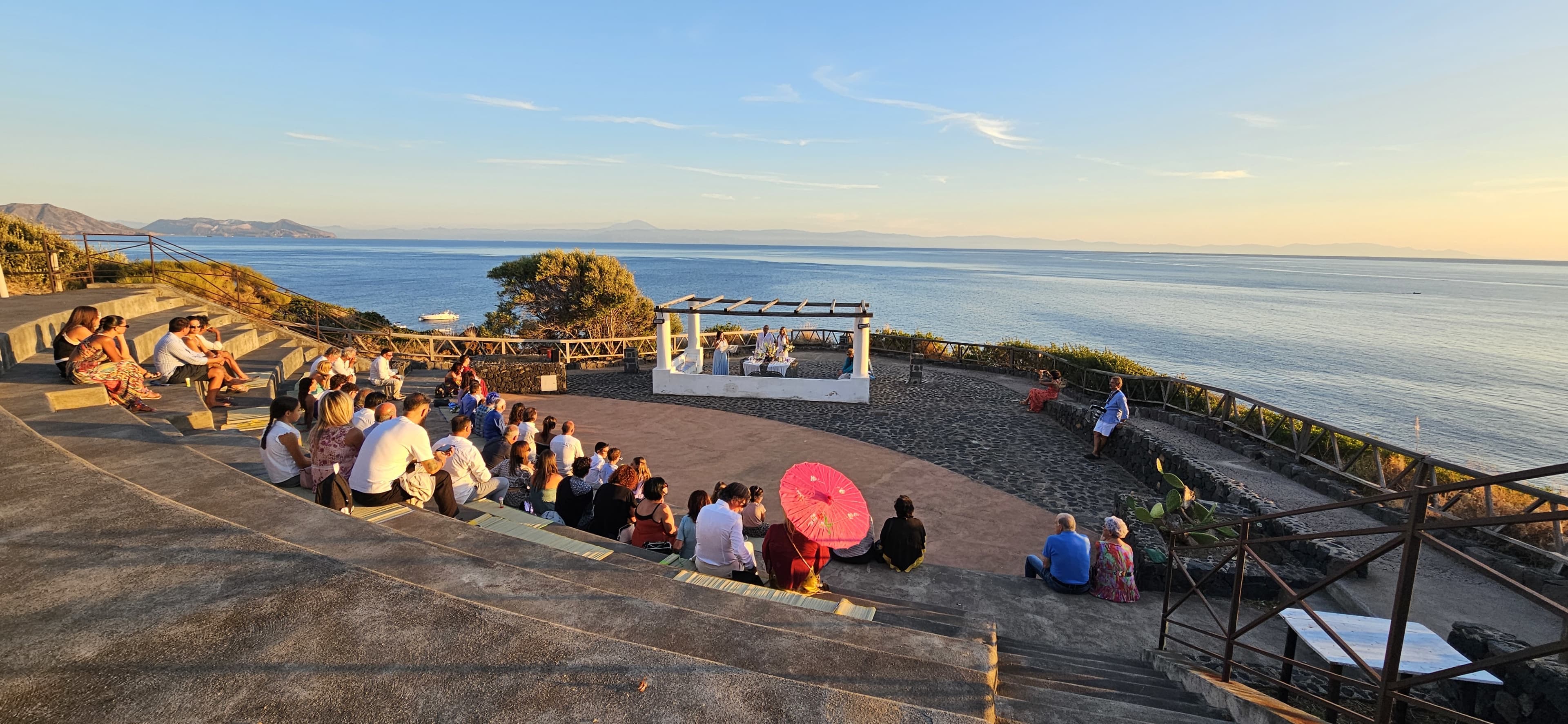 Matrimonio simbolico Elopement alle Eolie: Tra l'energia del fuoco e la pace del mare.