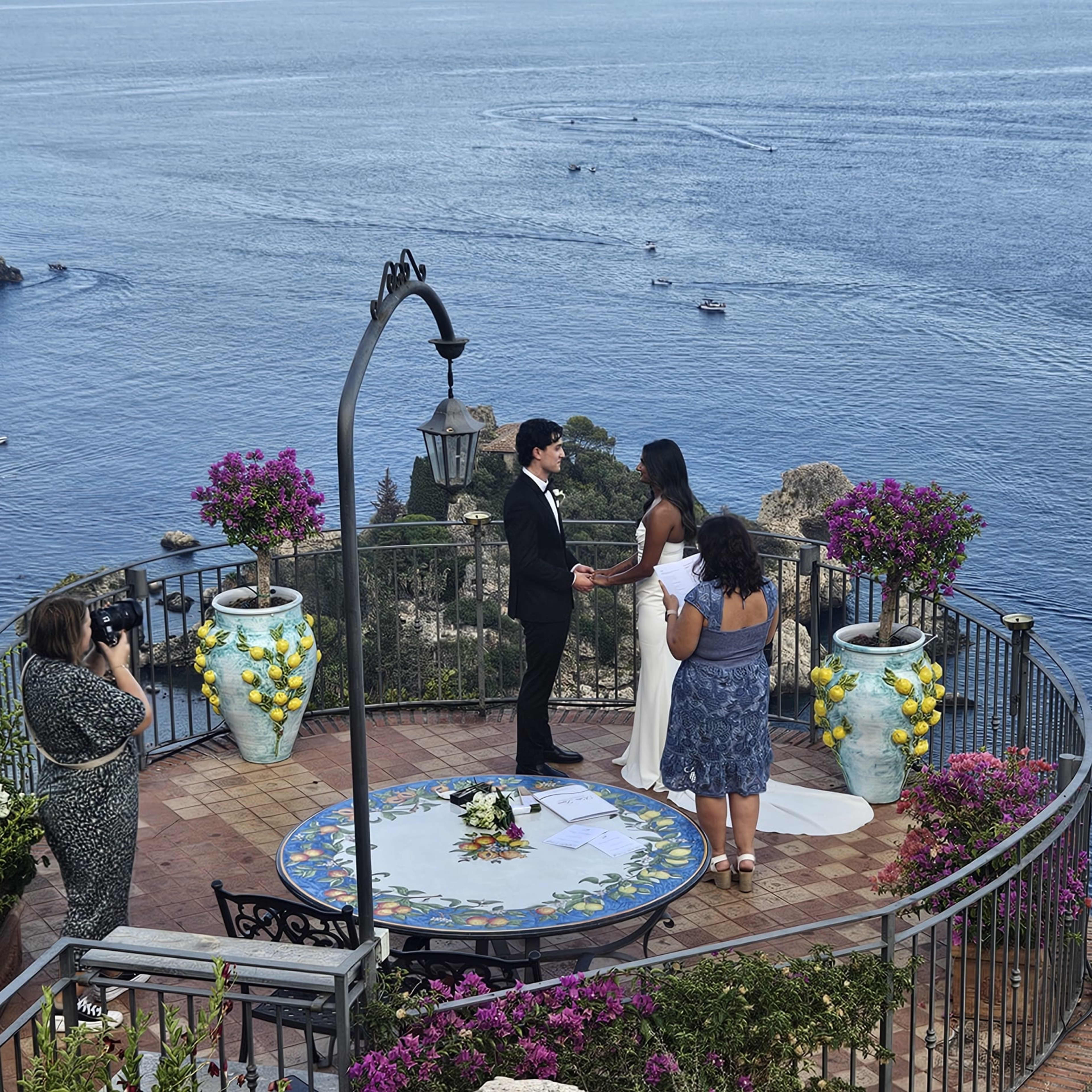 Elopement in Sicilia — cerimonia intima in villa a Taormina con vista su Isola Bella