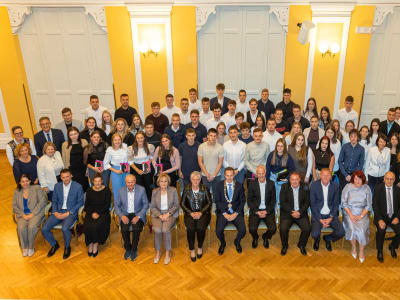 Priznanje in knjiga za najuspešnejše srednješolce generacije 2024/25