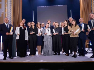Prejemniki celjskih grbov na skupinski fotografiji z županom (Foto: Blaž Bednjički)