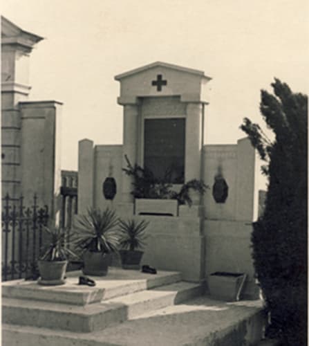  Grobnica dr. Josipa Karlovška (1867–1950), sodnika, odvetnika, člana Sokola in kulturnika, 1934. Foto: Josip Pelikan (Muzej novejše zgodovine Celje, JP-10718)  