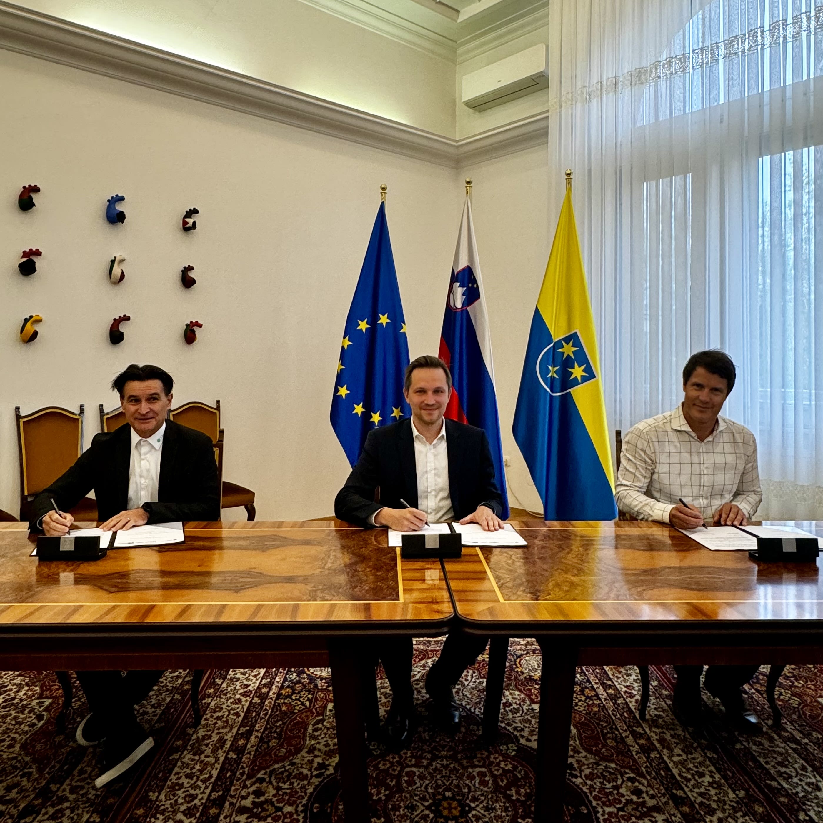 Pogodbo so slavnostno podpisali župan Mestne občine Celje Matija Kovač, direktor podjetja Dafra kontakt tehnologija Uroš Štuklek in direktor podjetja EKM (Samal) Uroš Marc.