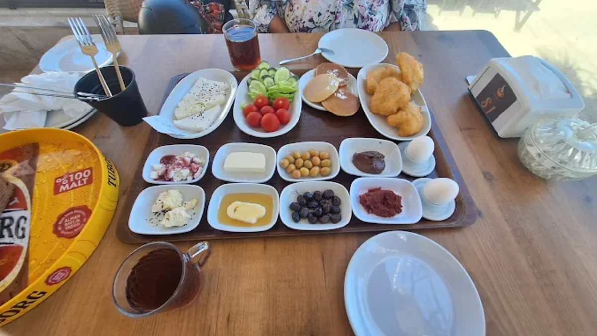 Güzbel - Güzelbahçe Belediyesi Kafesinde Kahvaltı Yapmak