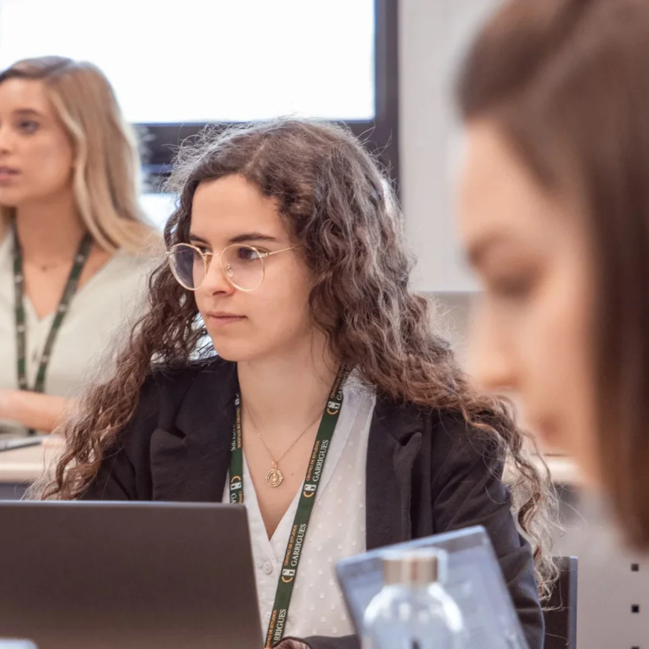 Chica asistiendo a clase