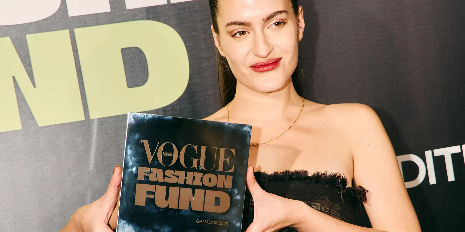 Chica sujetando premio Vogue