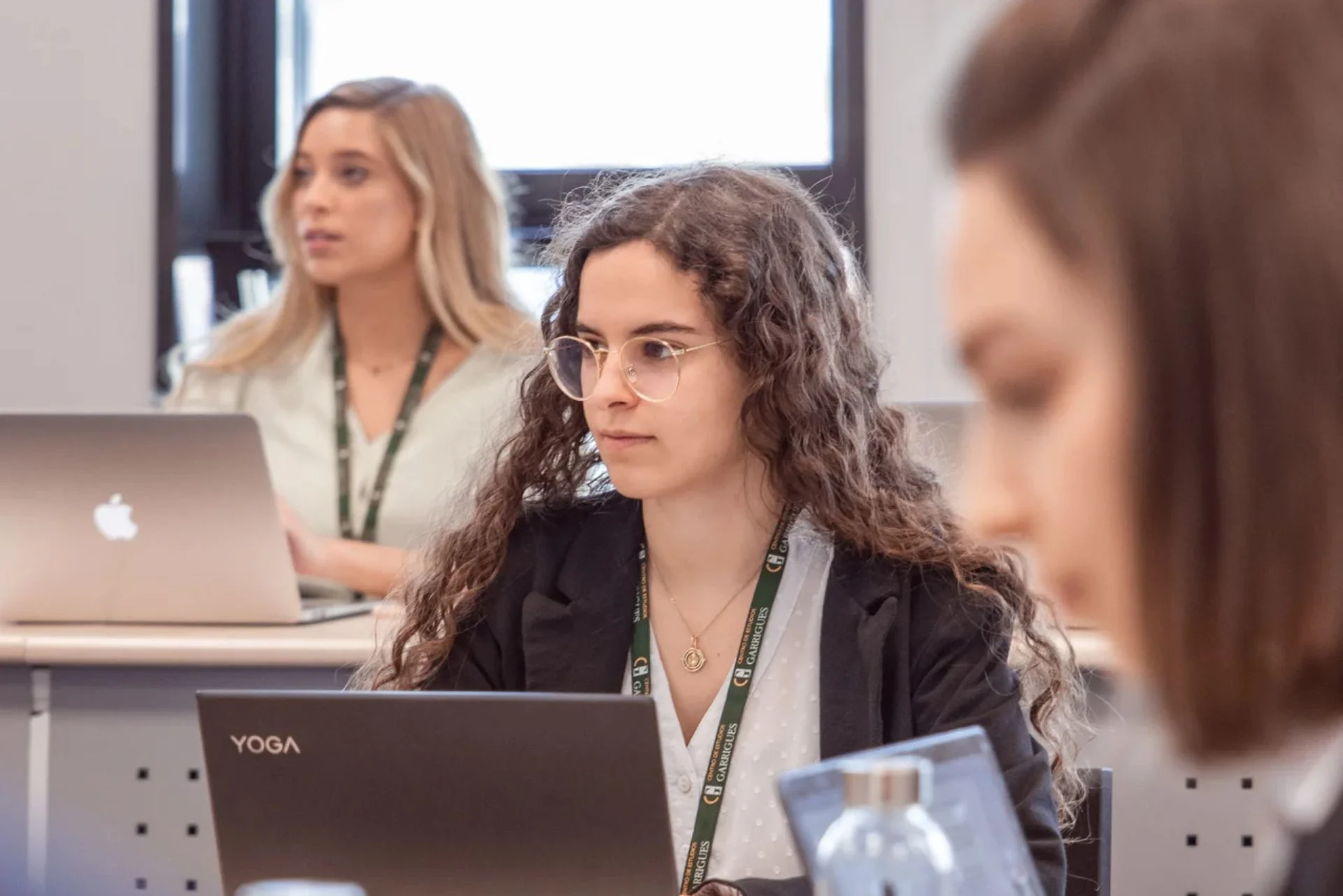 Chica asistiendo a clase