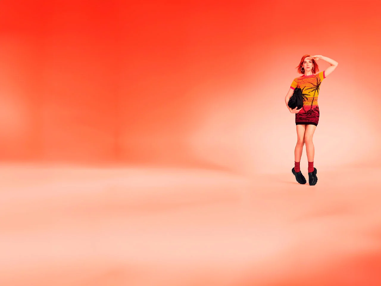 Modelo con outfit de playa sobre fondo rojo