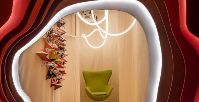 Diseño de puerta irregular roja de un local