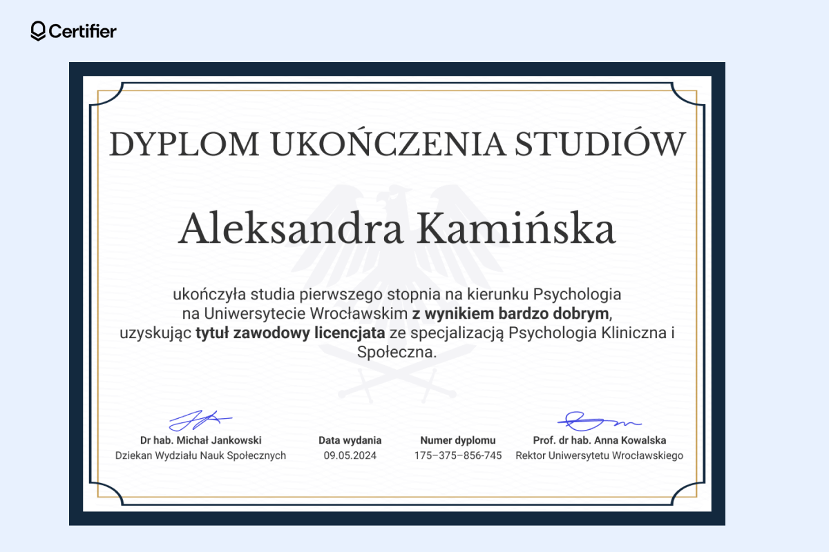 Profesjonalny dyplom ukończenia studiów wzór z białym tłem, granatową ramką ze złotymi detalami i dużym półprzezroczystym logo uczelni. Profesjonalny dyplom ukończenia studiów wzór z białym tłem, granatową ramką ze złotymi detalami i dużym półprzezroczystym logo uczelni.