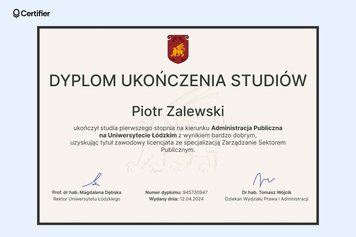 Klasyczny dyplom ukończenia studiów pierwszego stopnia z kremowym tłem, bordowym herbem i pogrubionym tytułem na górze. Klasyczny dyplom ukończenia studiów pierwszego stopnia z kremowym tłem, bordowym herbem i pogrubionym tytułem na górze.