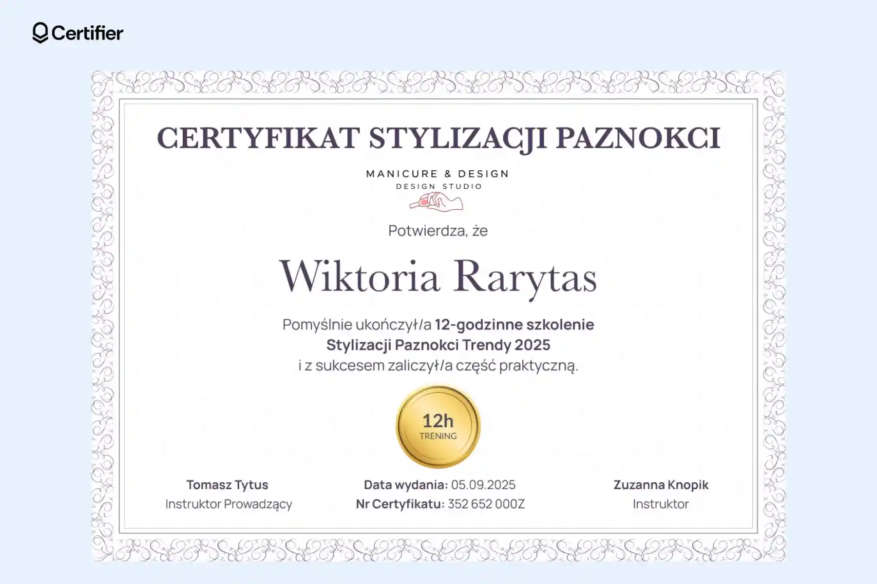Formalny certyfikat stylizacji paznokci z ozdobną ramką i złotym medalem potwierdzający ukończenie szkolenia. Formalny certyfikat stylizacji paznokci z ozdobną ramką i złotym medalem potwierdzający ukończenie szkolenia.
