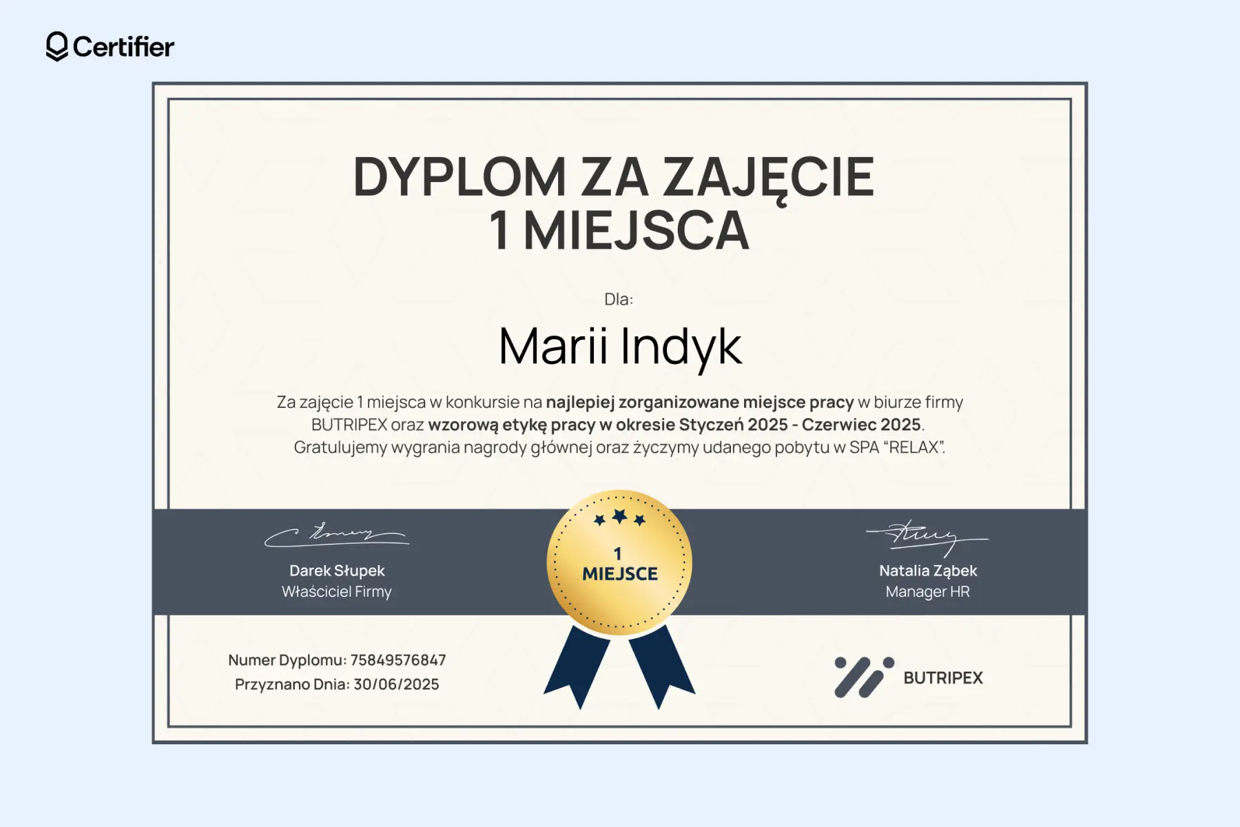 Beżowy dyplom za zajęcie 1 miejsca z ciemnogranatową wstęgą i złotym medalem na środku. Beżowy dyplom za zajęcie 1 miejsca z ciemnogranatową wstęgą i złotym medalem na środku.