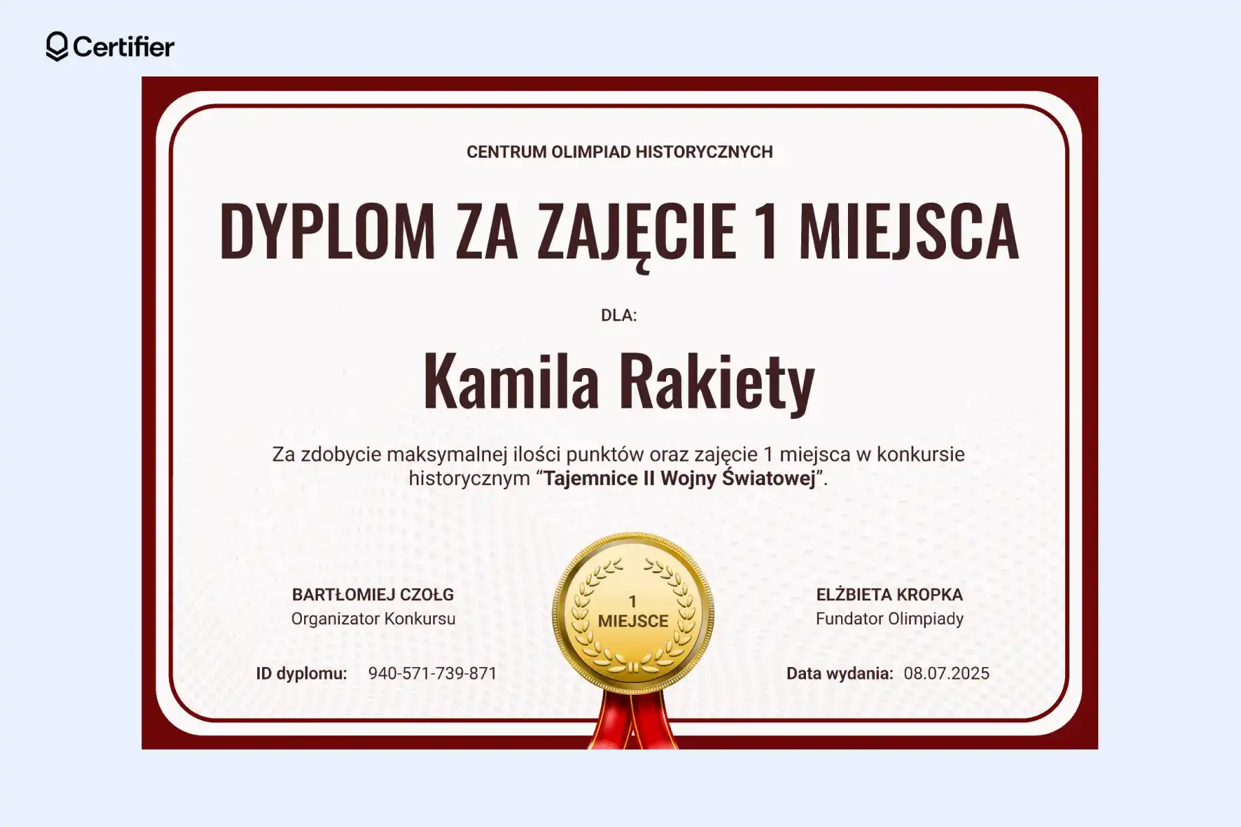 Bordowy dyplom za zajęcie 1 miejsca w konkursie z centralnie umieszczonym medalem i ozdobną wstęgą w dolnej części. Bordowy dyplom za zajęcie 1 miejsca w konkursie z centralnie umieszczonym medalem i ozdobną wstęgą w dolnej części.