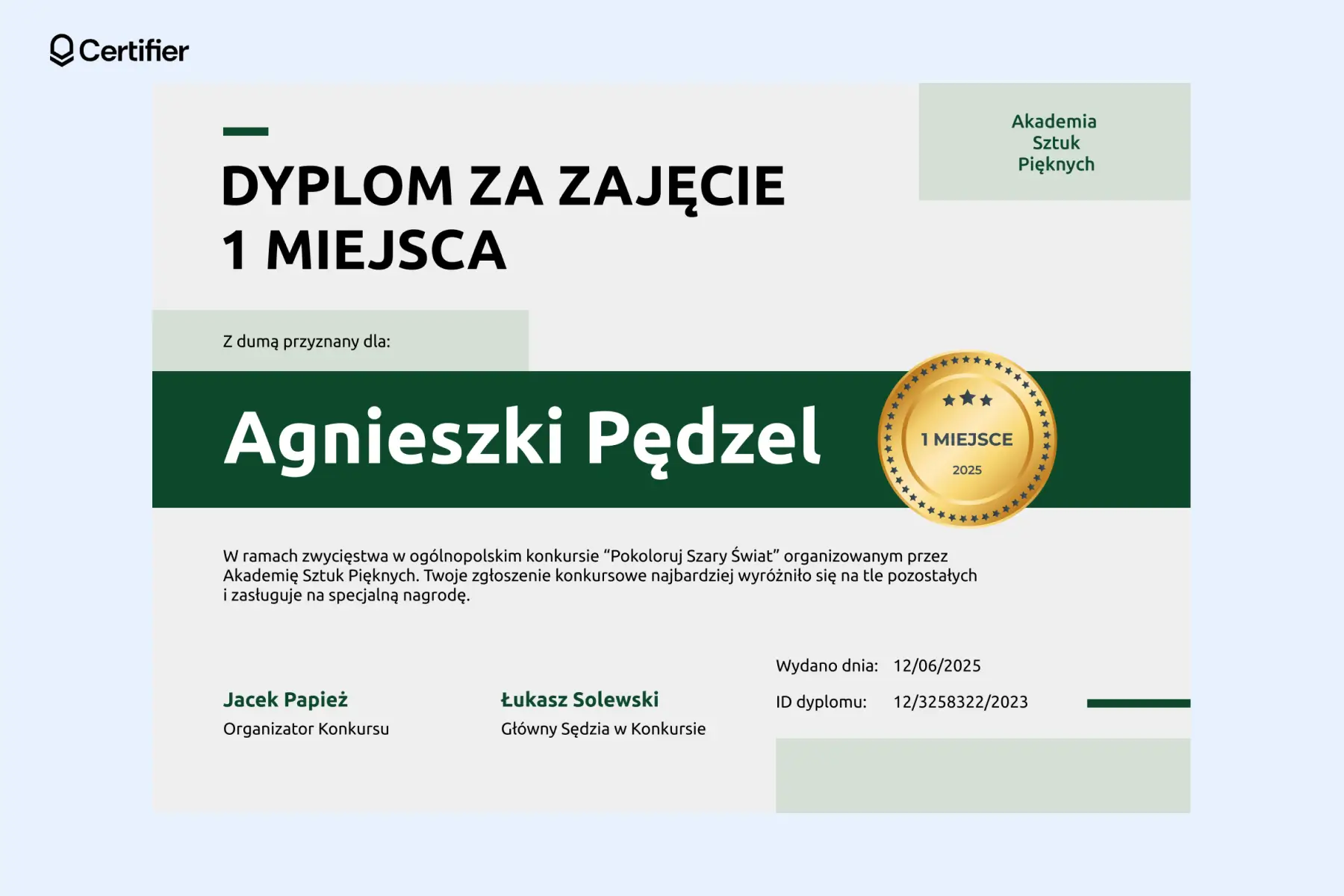 Zielono-biały dyplom za zajęcie 1 miejsca w konkursie plastycznym z dużym imieniem i okrągłym medalem. Zielono-biały dyplom za zajęcie 1 miejsca w konkursie plastycznym z dużym imieniem i okrągłym medalem.