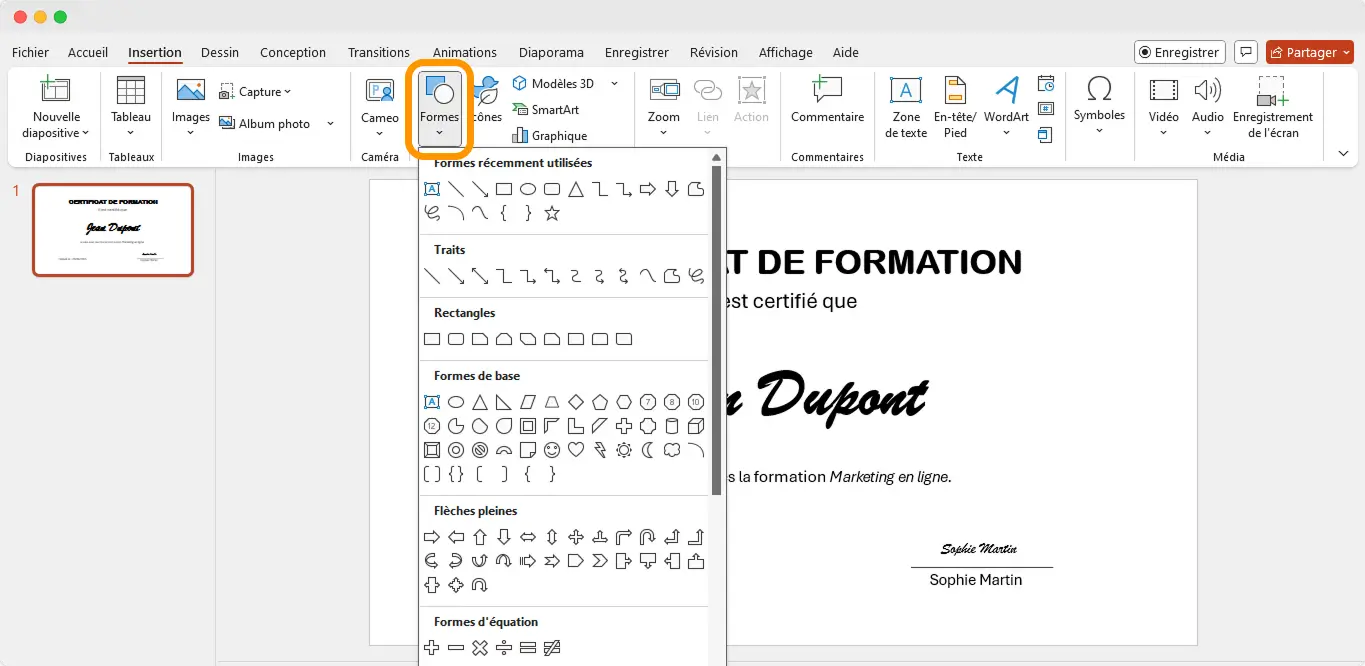 Menu d’insertion de formes dans PowerPoint, utilisé pour ajouter des éléments visuels sur un modèle certificat PowerPoint gratuit. Menu d’insertion de formes dans PowerPoint, utilisé pour ajouter des éléments visuels sur un modèle certificat PowerPoint gratuit.