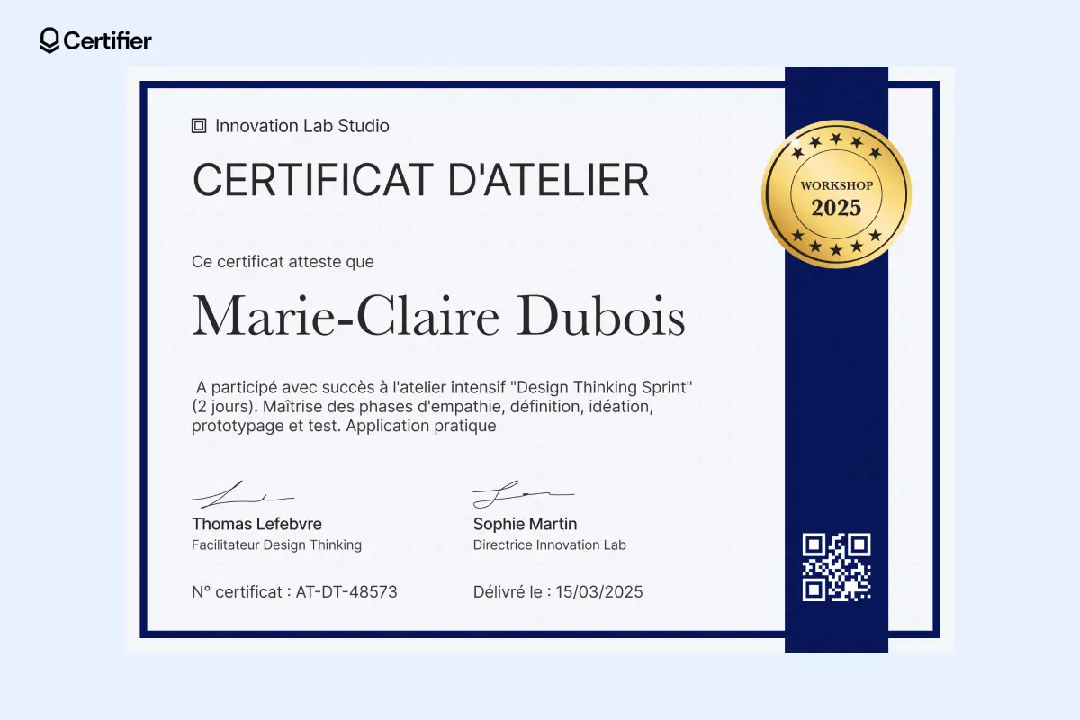 Modèle certificat atelier avec bande bleue foncée, badge doré et QR code intégré.