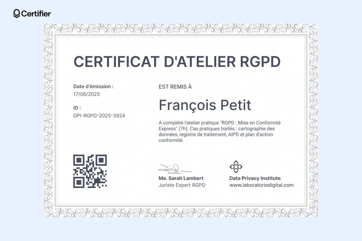 Modèle certificat atelier avec QR code en bas à gauche et disposition de texte asymétrique.