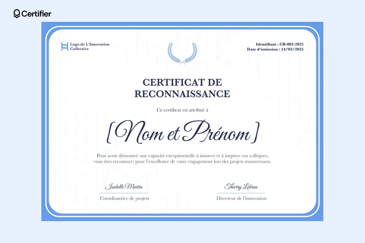Modèle de diplôme PowerPoint avec QR code intégré, fond bleu discret et disposition formelle.