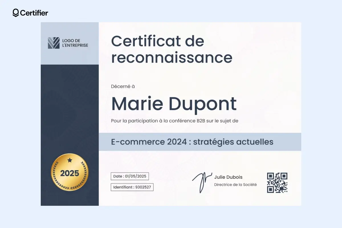 Modèle diplôme PowerPoint traditionnel avec encadrement vert, design formel et champ de message personnalisé.