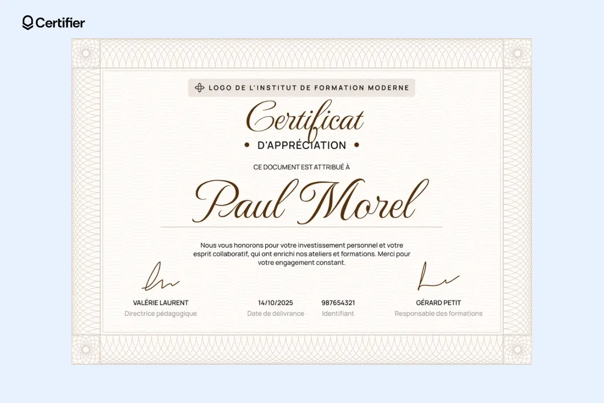  Modèle diplôme PowerPoint dynamique avec ligne dorée et badge brillant.