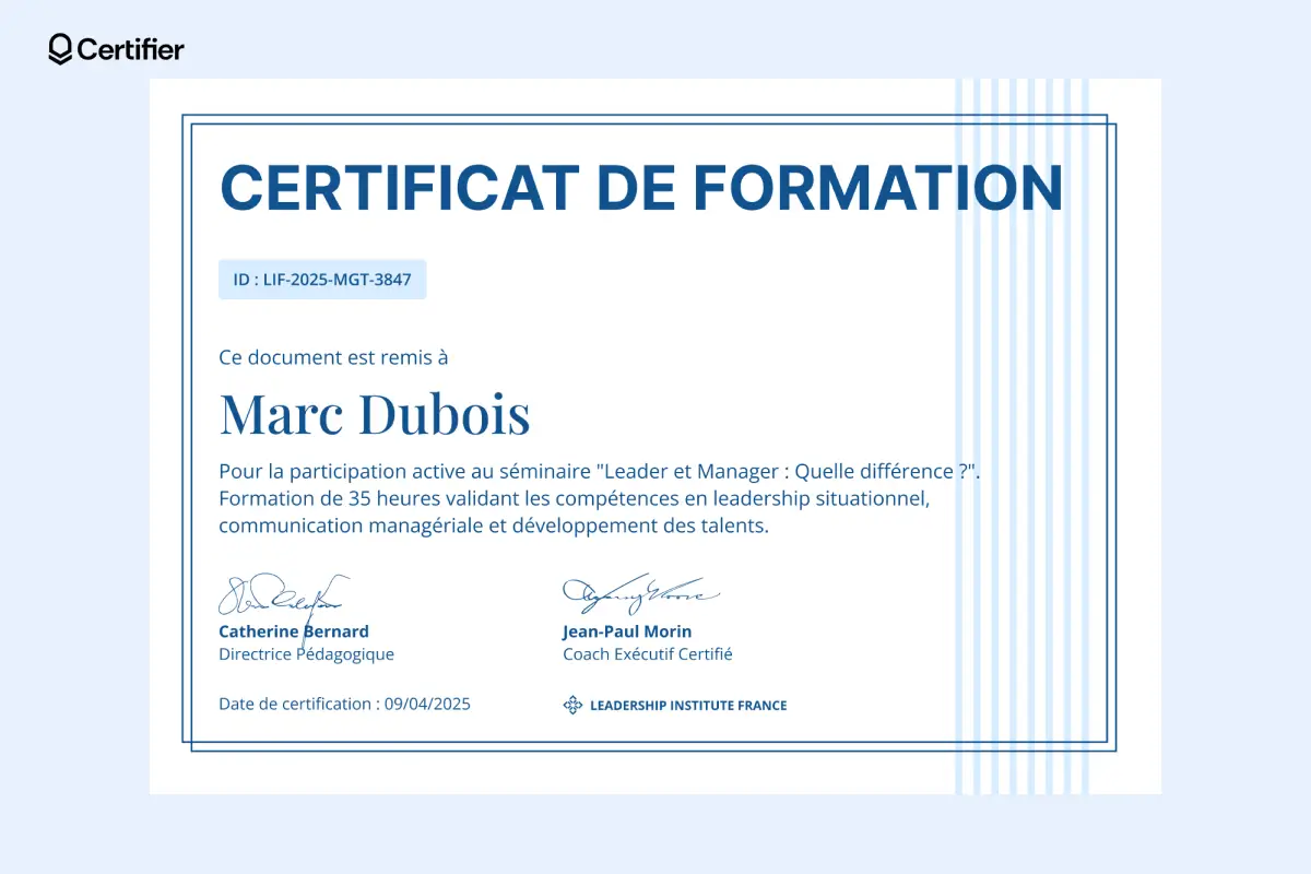 Modèle diplôme PowerPoint violet clair avec mise en page organisée et zone pour logo et date.
