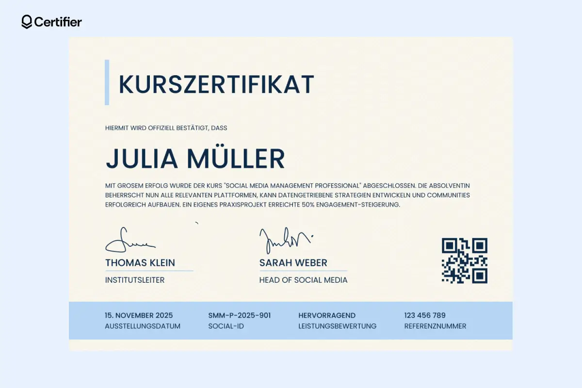 Zertifikat mit beigem Hintergrund und blauer Leiste am unteren Rand; der Name des Teilnehmers erscheint in markanter blauer Schrift.