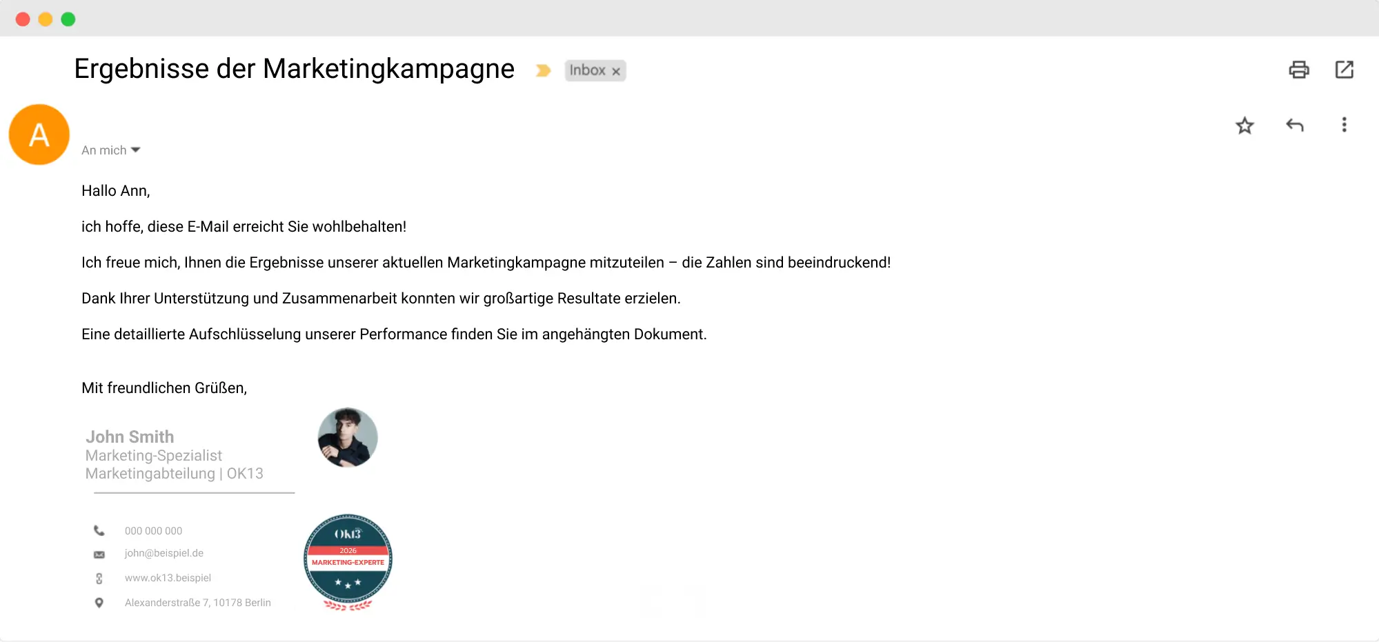 Marketing-E-Mail mit integriertem digitalen Abzeichen in der E-Mail-Signatur als Nachweis beruflicher Qualifikationen.