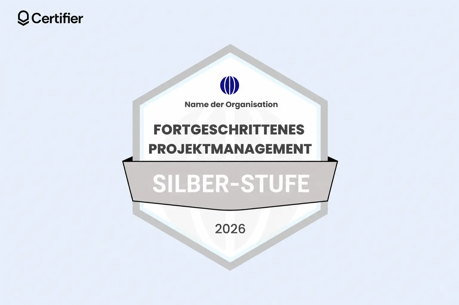 Badge auf Deutsch für fortgeschrittenes Projektmanagement mit Silber-Stufe, Organisationsname und Jahresangabe als Beispiel für Gamification-Badges in beruflichen Lernpfaden. Badge auf Deutsch für fortgeschrittenes Projektmanagement mit Silber-Stufe, Organisationsname und Jahresangabe als Beispiel für Gamification-Badges in beruflichen Lernpfaden.