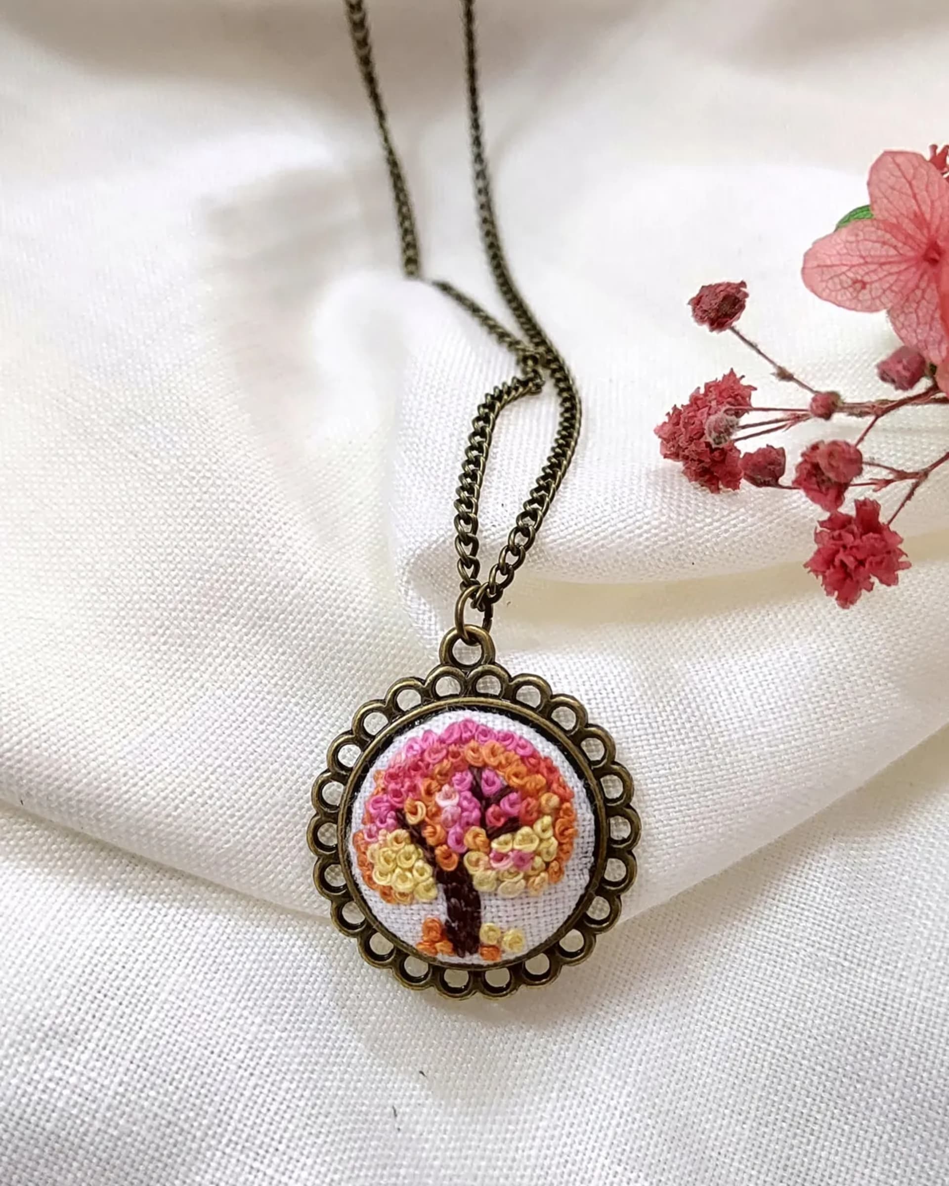 Hand-embroidered rose bracelet on white linen, photo 2