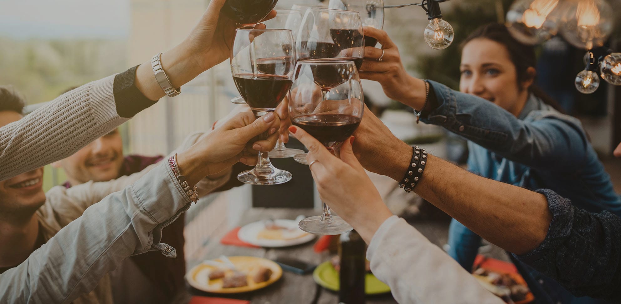 Un grup de persoane ciocnește cu vin roșu, link către categoria Răcitoare de vin