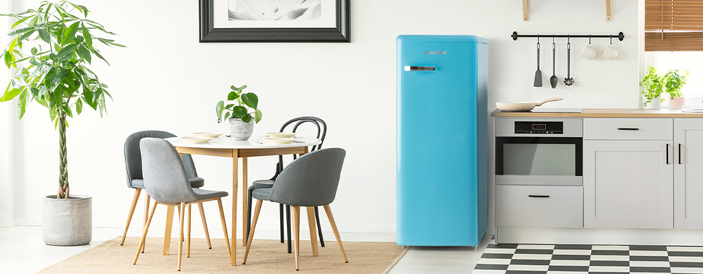 Smeg minibar just coz hello.  Retro refrigerator, Funky decor