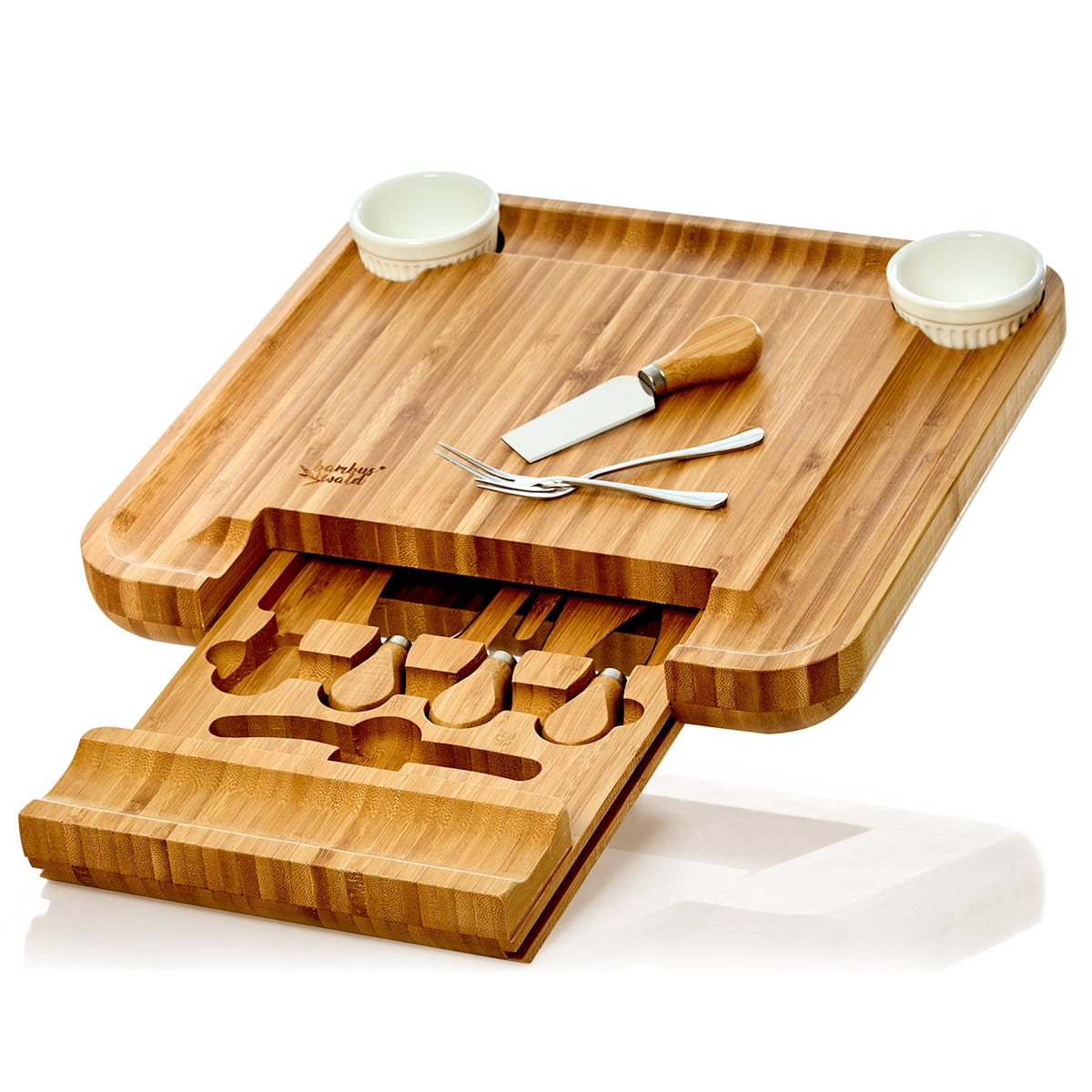 Una cocina con una tabla de cortar de madera y cuencos encima.