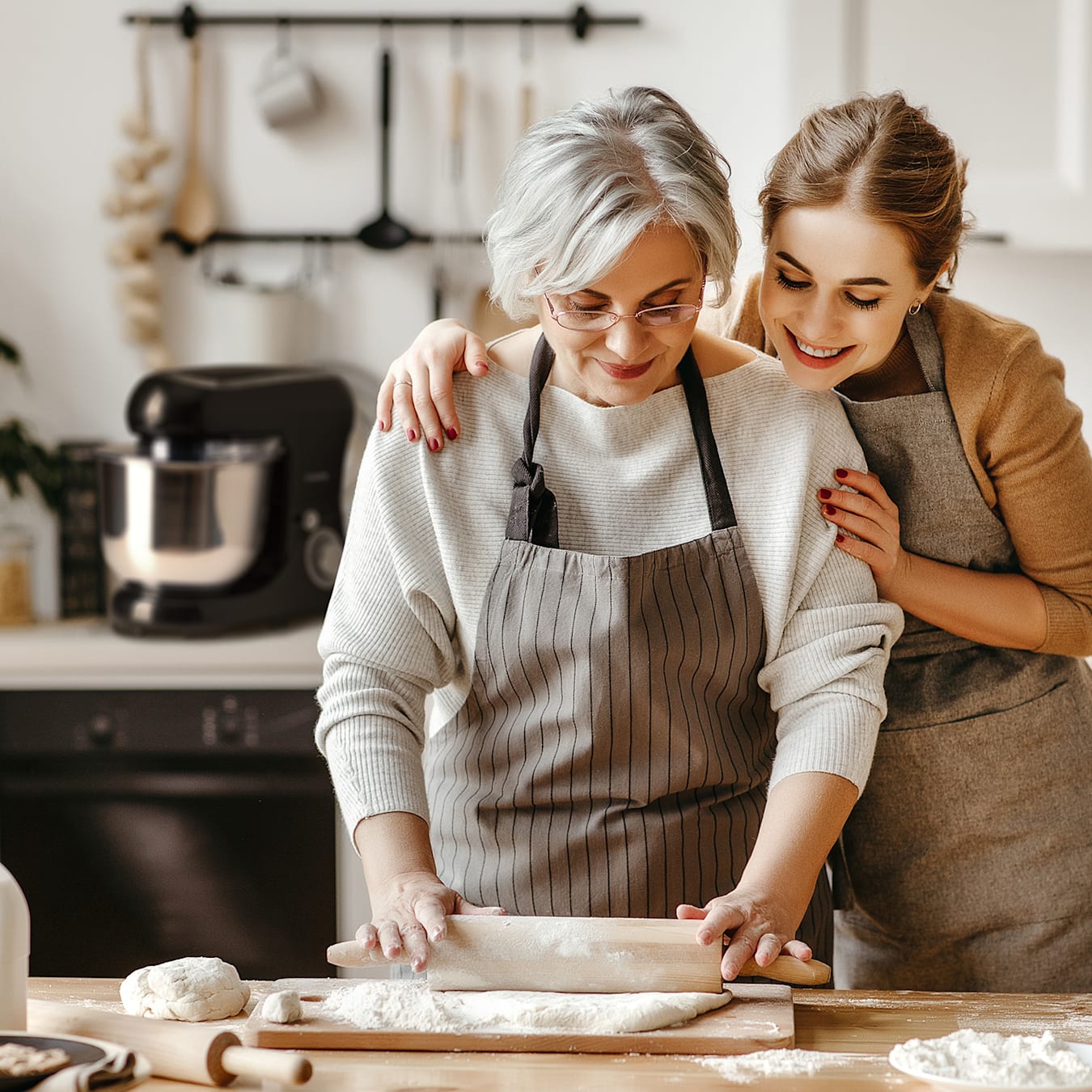 Tamis D'occasion. Enfants De La Famille En Uniforme De Chef Blanc