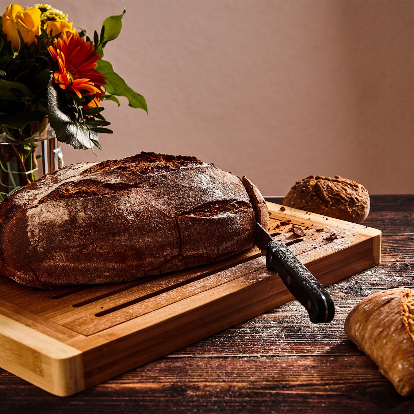 Tabla para cortar pan de madera con recogemigas y rejilla extraíble