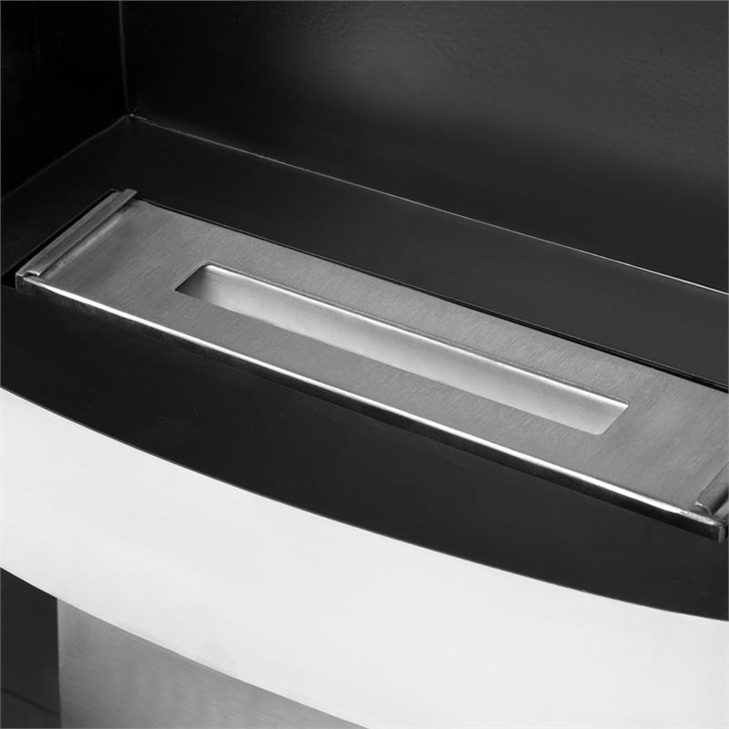 Phantasma Tower, kamin na etanol, varnostni gorilnik, gasilni aparat, nerjaveče jeklo 