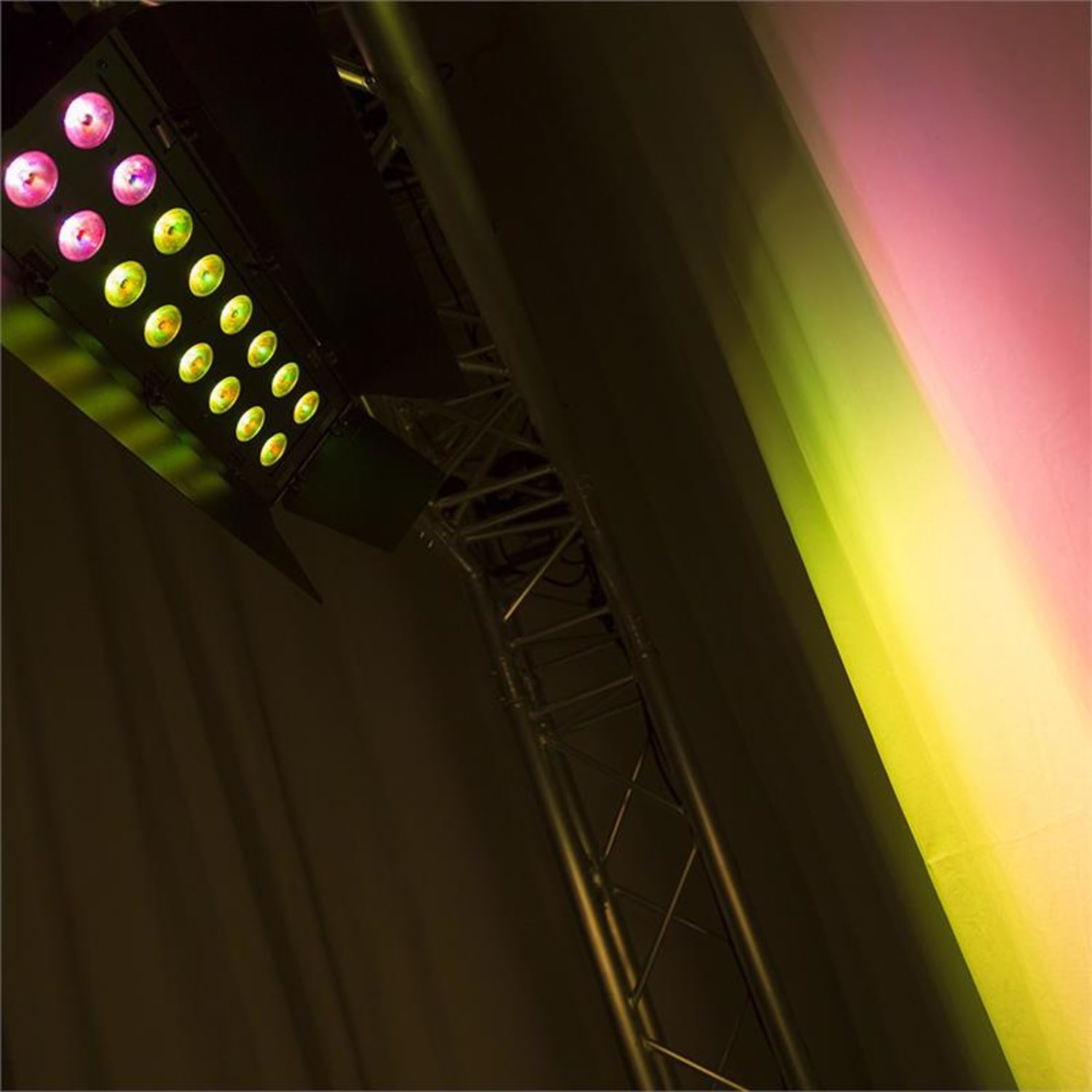 WH192, wall wash fényhatás, 100 W, 16 x 12 W 6 az 1-ben  LED dióda, RGBWA-UV, IR távirányító, fekete