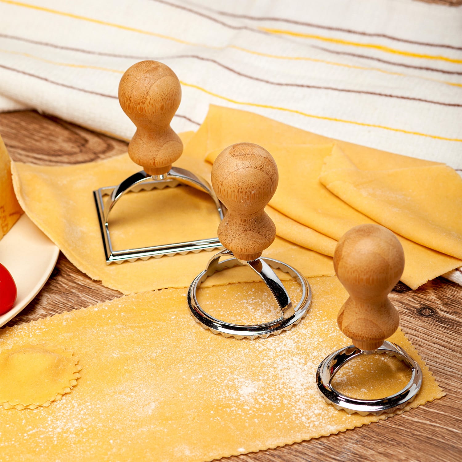 Juego de cortadores de raviolis de 3 tamaños Redondos y cuadrados Metal y bambú