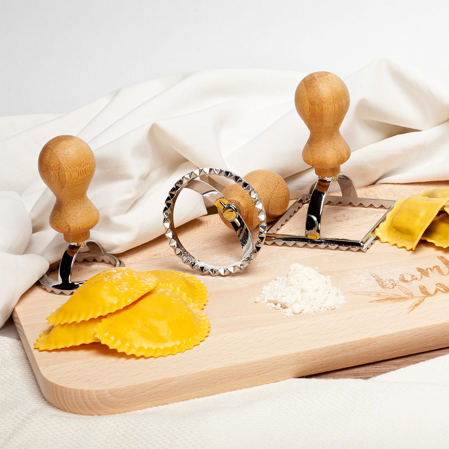 Juego de cortadores de raviolis de 3 tamaños Redondos y cuadrados Metal y bambú