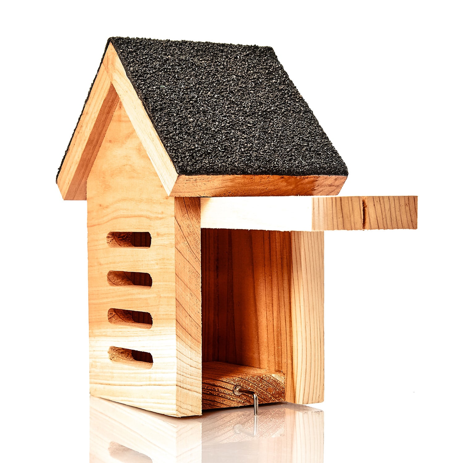 Katicabogár ház, tető aszfaltkartonból, segítség a telelésben, egész évben lakható, vörös cédrus