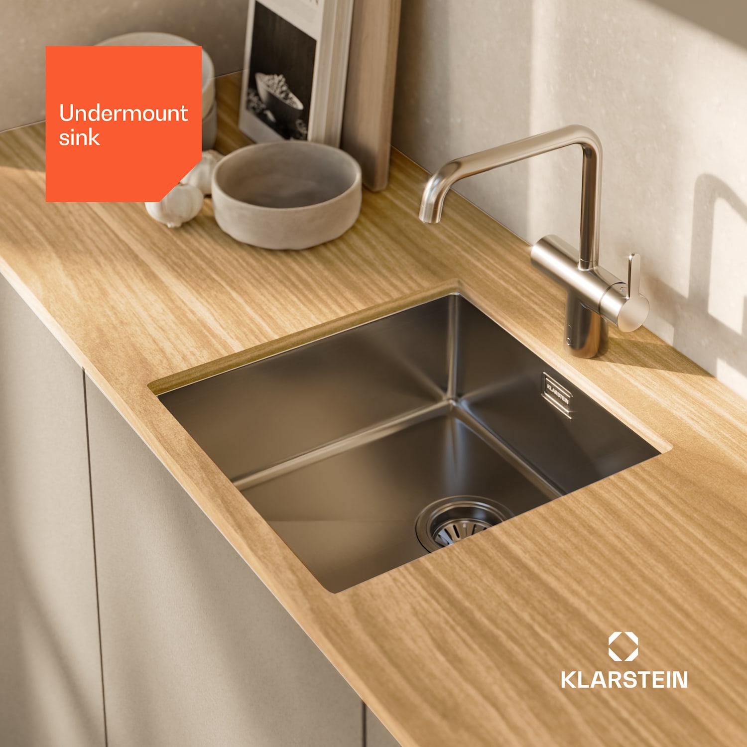 O lava-loiças TitanSteel com 45 x 45 cm (CxL) é de aço inoxidável com uma superfície resistente a riscos e ao calor 