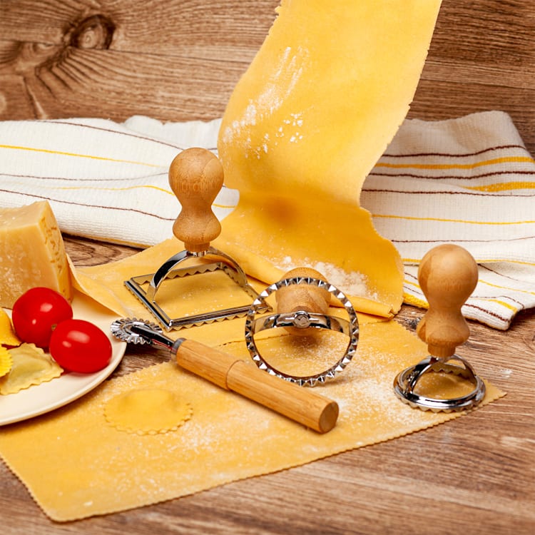 Formičky na ravioly, súprava 3 kusov, 2 veľkosti, okrúhla a hranatá, koliesko na cesto, kov, bambus