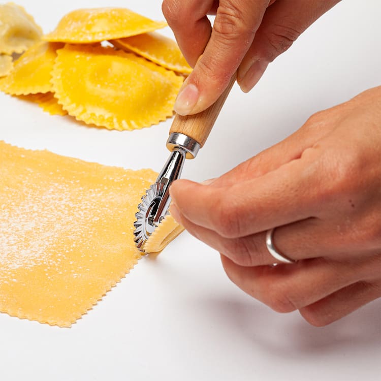 Formičky na ravioly, súprava 3 kusov, 2 veľkosti, okrúhla a hranatá, koliesko na cesto, kov, bambus